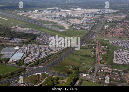 Luftaufnahme von Parkplätzen rund um den Flughafen Manchester Stockfoto