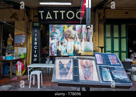 Tätowierer, Khao San Road, Banglamphu, Bangkok, Thailand Stockfoto