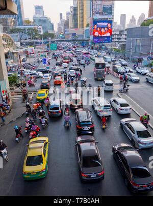 Berufsverkehr, an der Kreuzung Phetchaburi Road und Asok Straße, Sukhumvit, Bangkok, Thailand Stockfoto