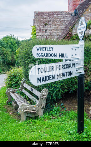 Dorf Richtung Wegweiser bei Powerstock Dorf in Dorset England. Stockfoto