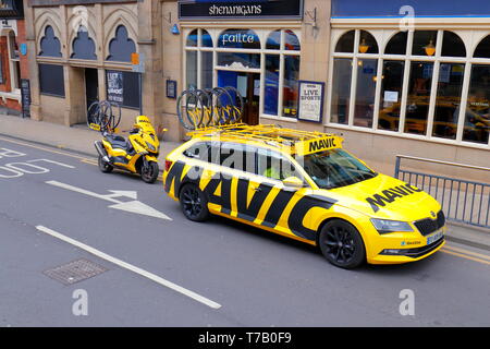 Mavic Unterstützung Fahrzeug Der, außerhalb Shenanigans Irish Bar im Zentrum der Stadt Leeds während Phase 4 des Tour de Yorkshire Radrennen geparkt Stockfoto