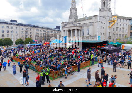 Auf dem Millennium Square in Leeds versammeln sich Menschenmassen, um das Ereignis "Eve of Tour" der Tour de Yorkshire zu sehen. Stockfoto