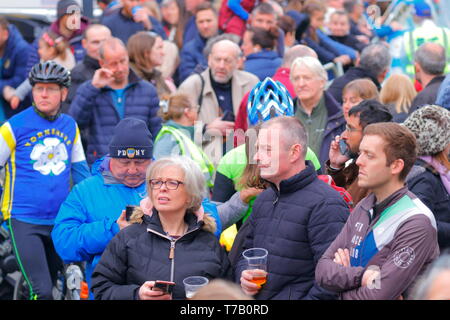 Zuschauer verfolgen einen großen tv Der Live-berichterstattung der Tour de Yorkshire in Leeds City Centre, die Überschrift ist ihren Weg und endet an der Headrow. Stockfoto