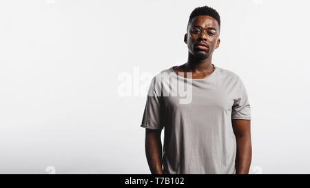 Afrikanische Mann in Brillen und t-shirt vor weißem Hintergrund. Mann mit Kamera. Stockfoto