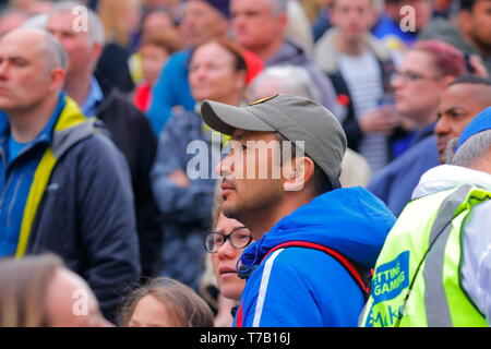 Zuschauer verfolgen einen großen tv Der Live-berichterstattung der Tour de Yorkshire in Leeds City Centre, die Überschrift ist ihren Weg und endet an der Headrow. Stockfoto