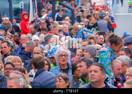 Zuschauer verfolgen einen großen tv Der Live-berichterstattung der Tour de Yorkshire in Leeds City Centre, die Überschrift ist ihren Weg und endet an der Headrow. Stockfoto