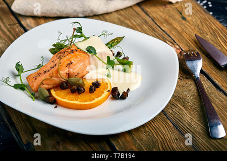 Lachs mit Spargel in Sahnesauce Stockfoto