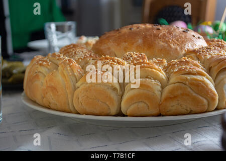 Tabelle ful von Lebensmitteln auf Ostern Urlaub. Bunte Eier und Brot Stockfoto