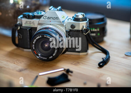 Eine Canon AE-1 Filmkamera saß auf einem Holzbrett. Stockfoto