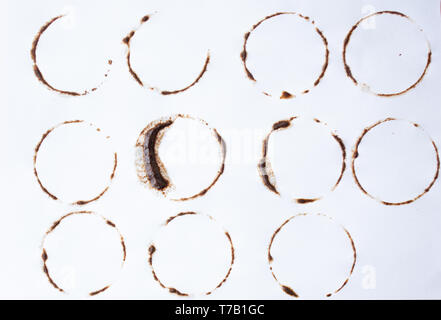 Kaffeeflecken auf weißem Hintergrund. mehrere Formen Stockfoto