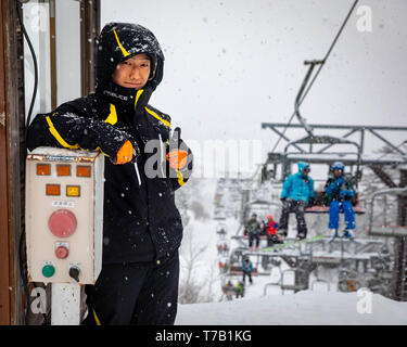 Skilift-Arbeiter, Hakuba, Japan Stockfoto