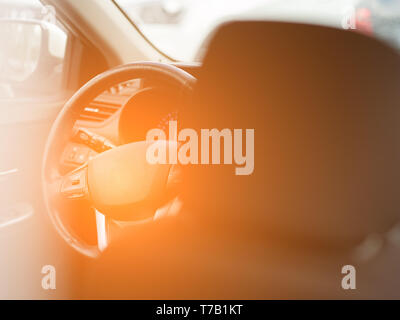 Blick auf die schwarze Farbe Innenraum des Autos mit der vorderen Sitze, Lenkrad und Armaturenbrett. Auto Service Industrie Stockfoto