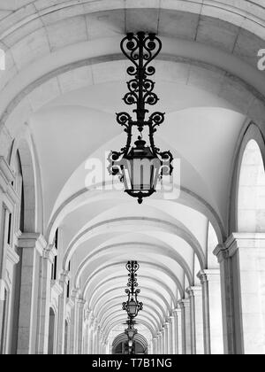 Schönen Arkaden mit Lampen in Arco Rua Augusta in Lissabon Stockfoto