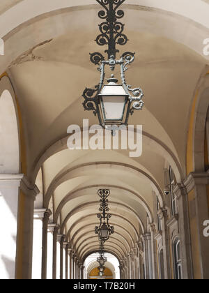 Schönen Arkaden mit Lampen in Arco Rua Augusta in Lissabon Stockfoto