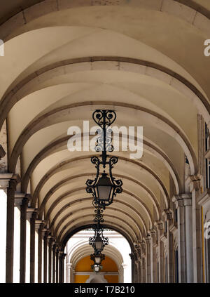 Schönen Arkaden mit Lampen in Arco Rua Augusta in Lissabon Stockfoto