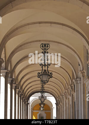 Schönen Arkaden mit Lampen in Arco Rua Augusta in Lissabon Stockfoto