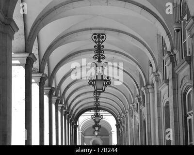 Schönen Arkaden mit Lampen in Arco Rua Augusta in Lissabon Stockfoto