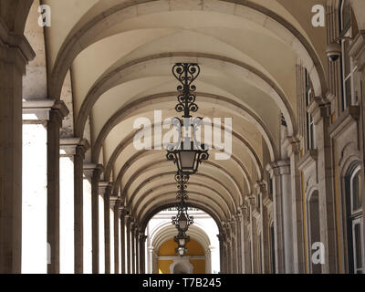 Schönen Arkaden mit Lampen in Arco Rua Augusta in Lissabon Stockfoto