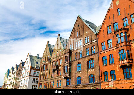Backsteingebäude mit Giebeln rekonstruiert die historische Hansestadt Gebäude in Bryggen, Bergen, Norwegen zu entsprechen Stockfoto