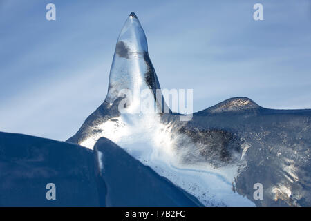 Stück transparente Eis wie ein Berg vor blauem Himmel Stockfoto