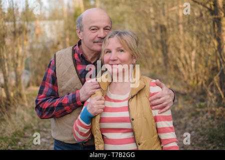 Ältere Frau und Mann im Park Stockfoto