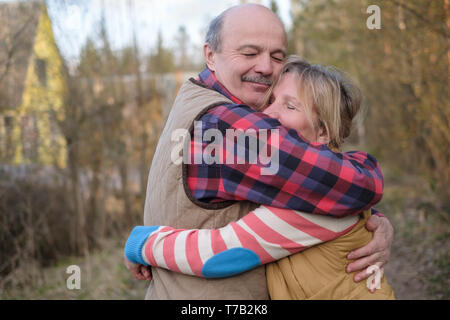 Paar umarmen einander wandern Outdoor im Herbst. Stockfoto