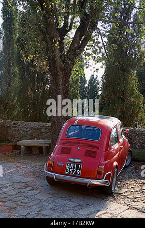 Nuova Fiat 500 (Cinquecento) in einer hübschen Straße geparkt, Via Orto della Cera, Cortona, Arezzo, Italien Stockfoto