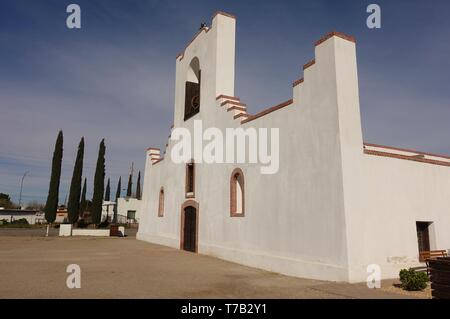 EL PASO, TX-23 Mar 2019 - Blick auf das Wahrzeichen Nuestra Señora de la Concepción del Socorro Mission Kirche in El Paso, Texas entfernt. Stockfoto