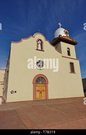 EL PASO, TX-23 Mar 2019 - Blick auf das Wahrzeichen Ysleta Mission Church in die Ysleta Del Sur Pueblo in El Paso, Texas entfernt. Stockfoto