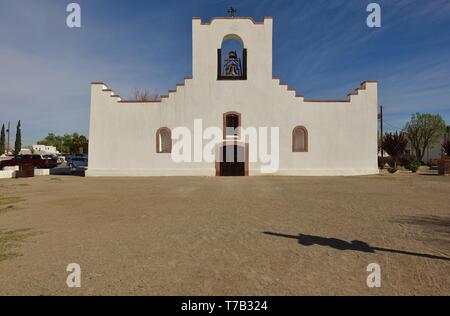 EL PASO, TX-23 Mar 2019 - Blick auf das Wahrzeichen Nuestra Señora de la Concepción del Socorro Mission Kirche in El Paso, Texas entfernt. Stockfoto