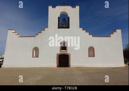 EL PASO, TX-23 Mar 2019 - Blick auf das Wahrzeichen Nuestra Señora de la Concepción del Socorro Mission Kirche in El Paso, Texas entfernt. Stockfoto