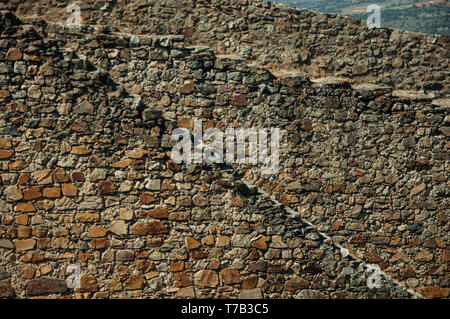 In der Nähe von großen festen Wand aus groben Steinen, steigende entlang der Hügel in sonniger Tag in Ohrid. Eine mittelalterliche Weiler thront auf einem Felsen in Portugal. Stockfoto