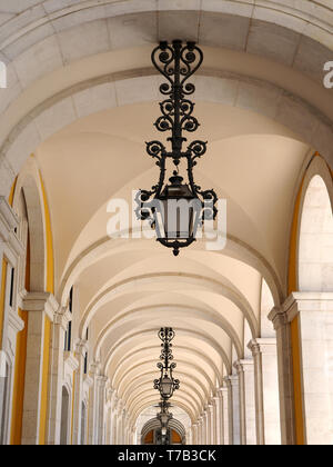 Schönen Arkaden mit Lampen in Arco Rua Augusta in Lissabon Stockfoto