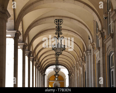 Schönen Arkaden mit Lampen in Arco Rua Augusta in Lissabon Stockfoto