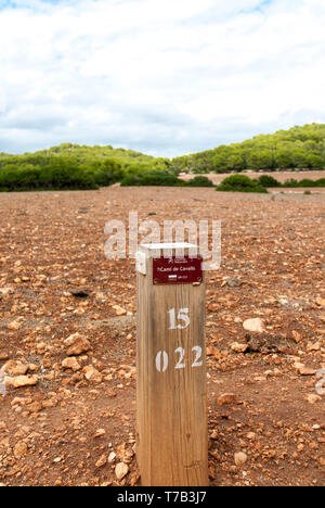 Menorca - 19. SEPTEMBER: ein hölzernes Schild auf der Cami de Cavalls an der Küste zu Fuß in Menorca Island, September 19,2017. Stockfoto