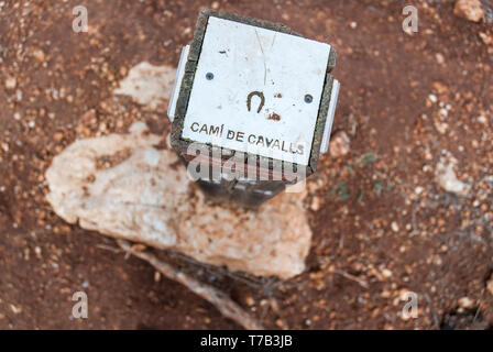 Menorca - 19. SEPTEMBER: ein hölzernes Schild auf der Cami de Cavalls an der Küste zu Fuß in Menorca Island, September 19,2017. Stockfoto