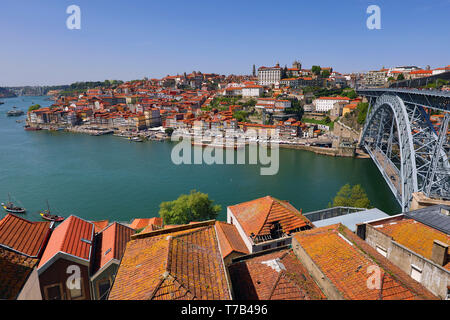 Die Dom Luis I Metall bogen Brücke über den Fluss Douro und die Skyline der Stadt von Porto, Portugal Stockfoto