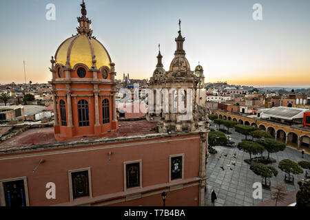 Die Kuppeln der Templo del Sagrado Corazon de Jesus oder Tempel der Herz-Jesu-Kirche und die Plaza Alfredo Plasencia öffentlichen Platz bei Sonnenaufgang in Jalostotitlan, Jalisco, Mexiko. Stockfoto