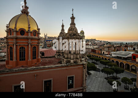 Die Kuppeln der Templo del Sagrado Corazon de Jesus oder Tempel der Herz-Jesu-Kirche und die Plaza Alfredo Plasencia öffentlichen Platz bei Sonnenaufgang in Jalostotitlan, Jalisco, Mexiko. Stockfoto