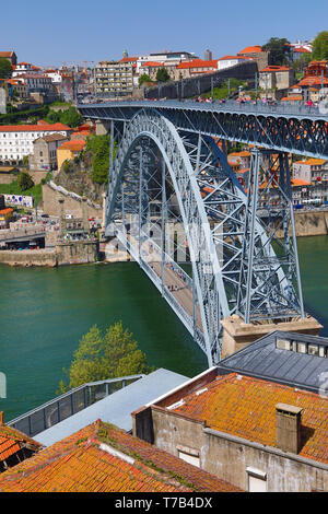 Die Dom Luis I Metall bogen Brücke über den Fluss Douro in Porto, Portugal Stockfoto