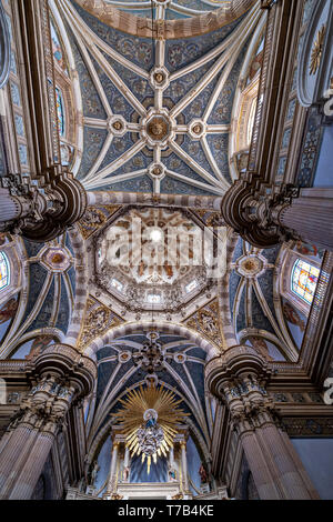 Die prachtvolle barocke churrigueresque Interieur der Pfarrei Unserer Lieben Frau von der Himmelfahrt Kirche vor Ort als Parroquia de la Asunción de Maria in Lagos de Moreno, Jalisco, Mexiko bekannt. Die barocke Pfarrkirche ist die größte in der Stadt und wurde im Jahre 1741 überwiegend von einem lokalen rosa Stein als cantera Rosa, das die Kirche gibt einen rosa Farbton bekannt gebaut. Stockfoto