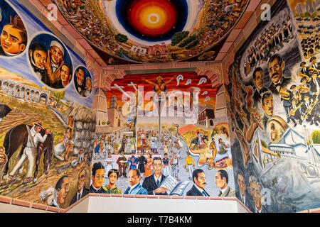 Farbenfrohe Wandgemälde des Künstlers Alfredo Soto lackiert entlang der Treppe des Palacio Municipal in Jalostotitlan, Jalisco, Mexiko. Stockfoto