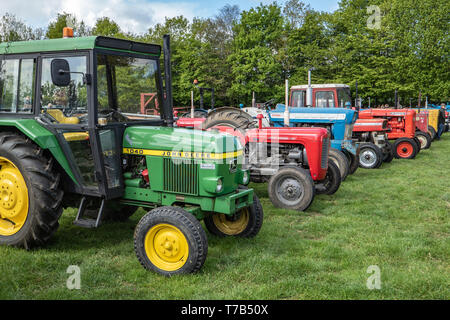 Oldtimer Traktor laufen von Ightham Mote, National Trust, Kent, Massey Ferguson35x, Ford 5000, John Deere 1040 Stockfoto