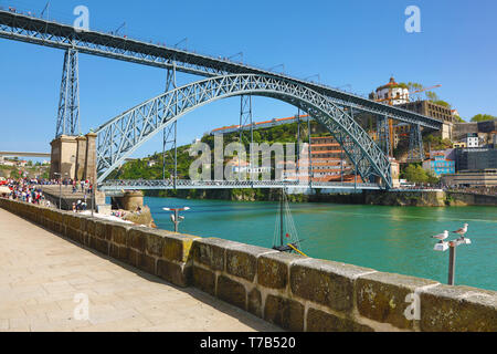 Die Dom Luis I Metall bogen Brücke über den Fluss Douro in Porto, Portugal Stockfoto