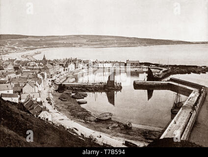 Ein Blick aus dem späten 19. Jahrhundert von Stonehaven Hafen in Aberdeenshire, Schottland. Nach dem Niedergang der Stadt Kincardine nach dem Kriege der Unabhängigkeit, das schottische Parlament Stonehaven der Kreisstadt Kincardineshire. Neben einem tief eingeschnittene Bucht, die Stadt wuchs aus der Eisenzeit Fischerdorf, den Hafen, bestehend aus zwei Becken, wurde in den 1820er Jahren verbesserte sich durch den Ingenieur Robert Stevenson (Großvater des Autors Robert Louis Stevenson) und wurde zu einem wichtigen Zentrum des 19. Jahrhunderts Hering Handel. Im 20. Jahrhundert wuchs rasch nach dem Ölboom in Aberdeen. Stockfoto