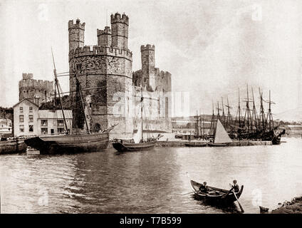 Ein Ende des 19. Jahrhunderts von zwei jungen Rudern auf den Hafen und die Burg aus dem 13. Jahrhundert in Caernarfon, königliche Stadt und Hafen in Gwynedd, Wales auf dem östlichen Ufer der Menai Strait, gegenüber der Isle of Anglesey. Caernarfon Castle, zwischen 1283 und 1330 gebaut im Auftrag von König Edward I., steht an der Mündung des Flusses Seiont schafft einen natürlichen Hafen, wo es fließt in die menai Strait. Stockfoto