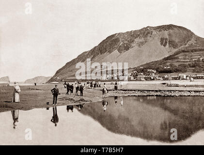 Ein Blick aus dem späten 19. Jahrhundert, von der die Leute am Strand, die Fronten Llanfairfechan, einer Stadt in der Conwy County Borough, Wales. Hinter ist penmaenmawr Berg. Stockfoto