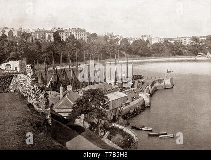 Ein Blick aus dem späten 19. Jahrhundert von Tenby, eine ummauerte Stadt am Meer in Pembrokeshire, Wales, auf der westlichen Seite von Carmarthen Bay. Die Geschicke der Stadt stieg bei einem Ortsansässigen, Merchant Banker und Politiker, Sir William Paxton, die stark in den Bereich investiert. Mit dem Wachstum im Salzwasser Meer - Baden zu gesundheitlichen Zwecken, Paxton ging auf eine "modische Strandbad geeignet für die höchste Gesellschaft zu schaffen. Stockfoto