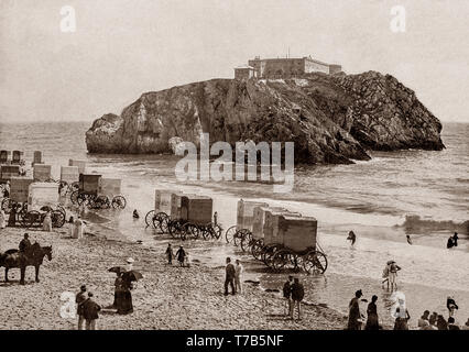 Ein Ende des 19. Jahrhunderts auf die Palmerston Fort auf St Catherine's Island gerade weg von Tenby, eine ummauerte Stadt am Meer in Pembrokeshire, Wales, auf der westlichen Seite von Carmarthen Bay. Die Geschicke der Stadt stieg bei einem Ortsansässigen, Merchant Banker und Politiker, Sir William Paxton, die stark in den Bereich investiert. Mit dem Wachstum im Salzwasser Meer - Baden zu gesundheitlichen Zwecken, Paxton ging auf eine "modische Strandbad geeignet für die höchste Gesellschaft zu schaffen. Stockfoto