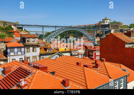 Die Dom Luis I Metall Bogenbrücke und orange Dächer von Porto, Portugal Stockfoto